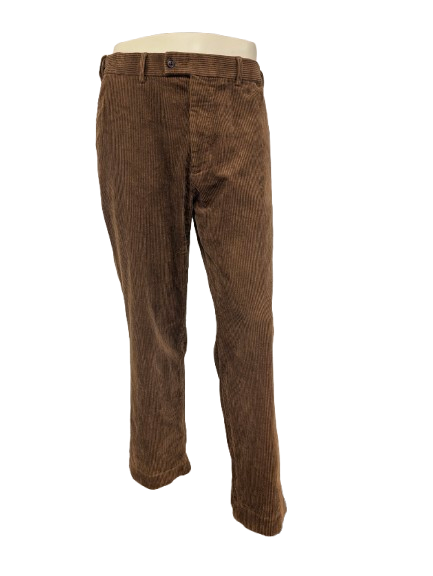 Pantaloni a costine Skopes. Nervatura grossa. Di colore marrone. Taglia 50.