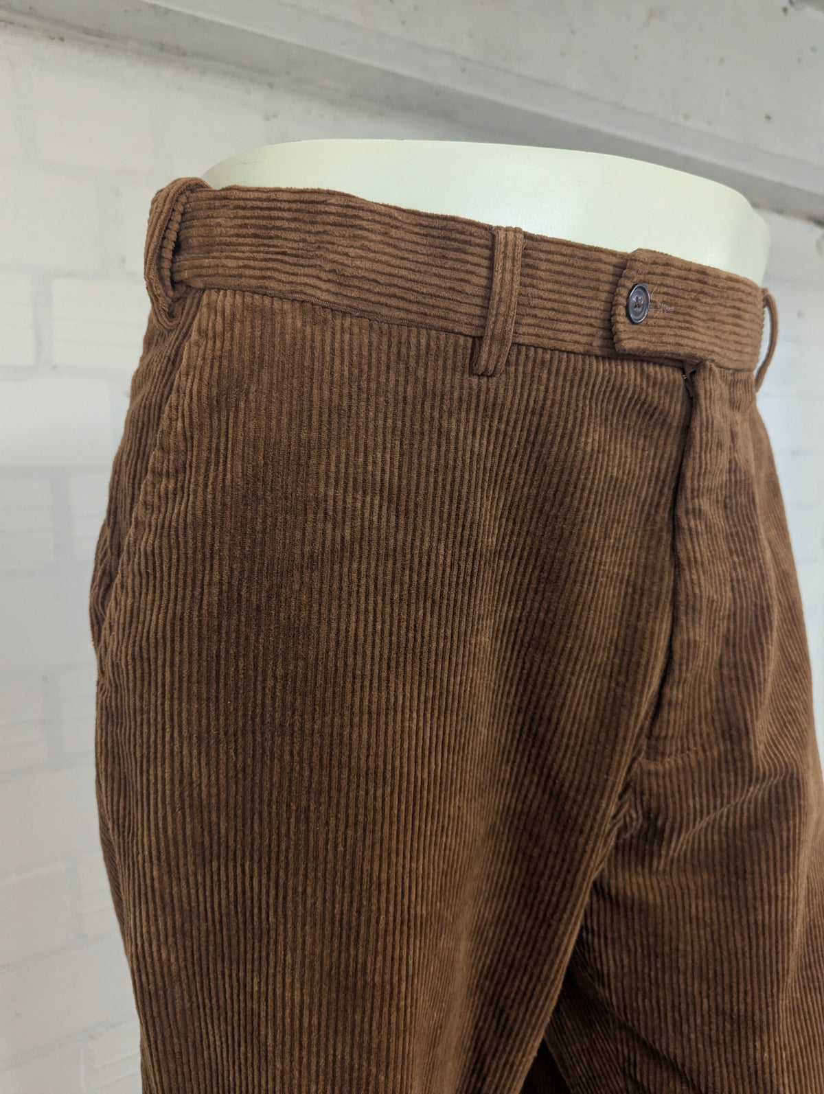 Pantaloni a costine Skopes. Nervatura grossa. Di colore marrone. Taglia 50.
