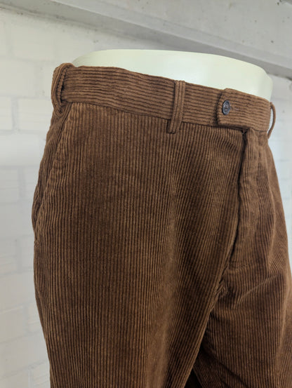 Pantaloni a costine Skopes. Nervatura grossa. Di colore marrone. Taglia 50.