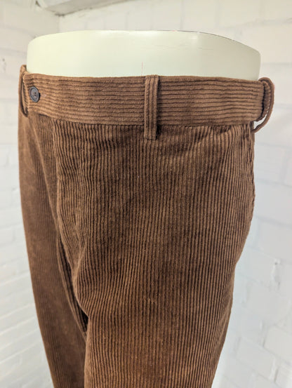 Pantaloni a costine Skopes. Nervatura grossa. Di colore marrone. Taglia 50.