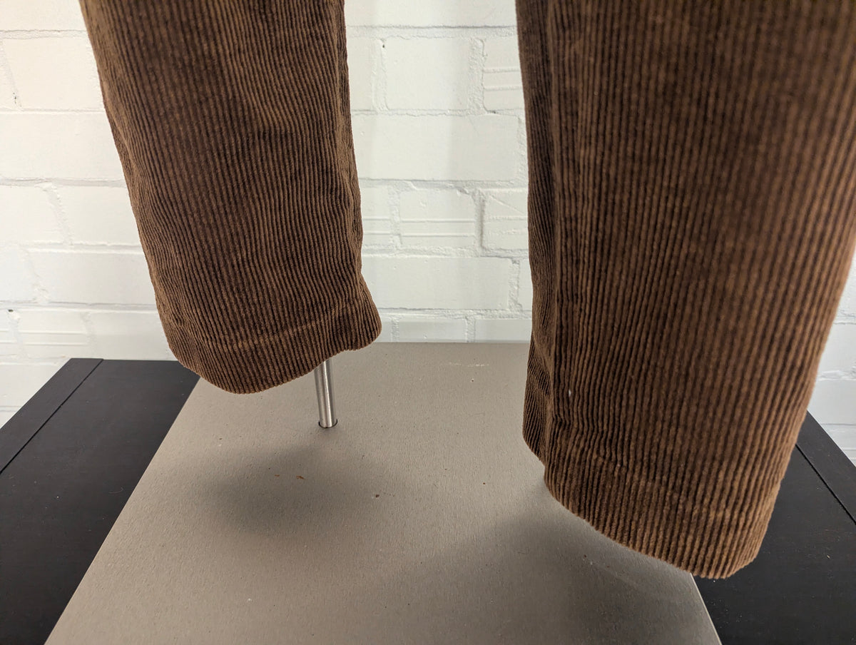 Pantaloni a costine Skopes. Nervatura grossa. Di colore marrone. Taglia 50.