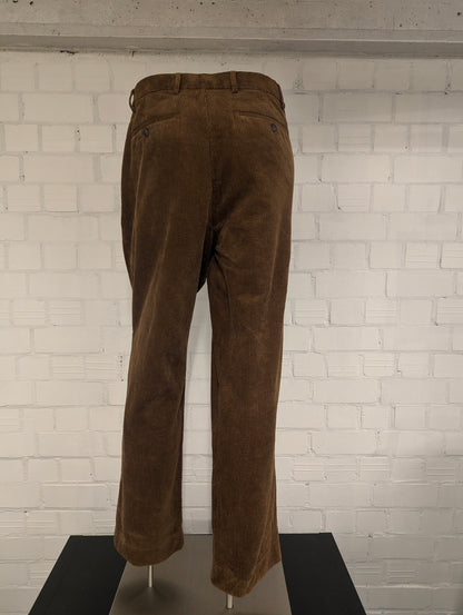 Pantaloni a costine Skopes. Nervatura grossa. Di colore marrone. Taglia 50.