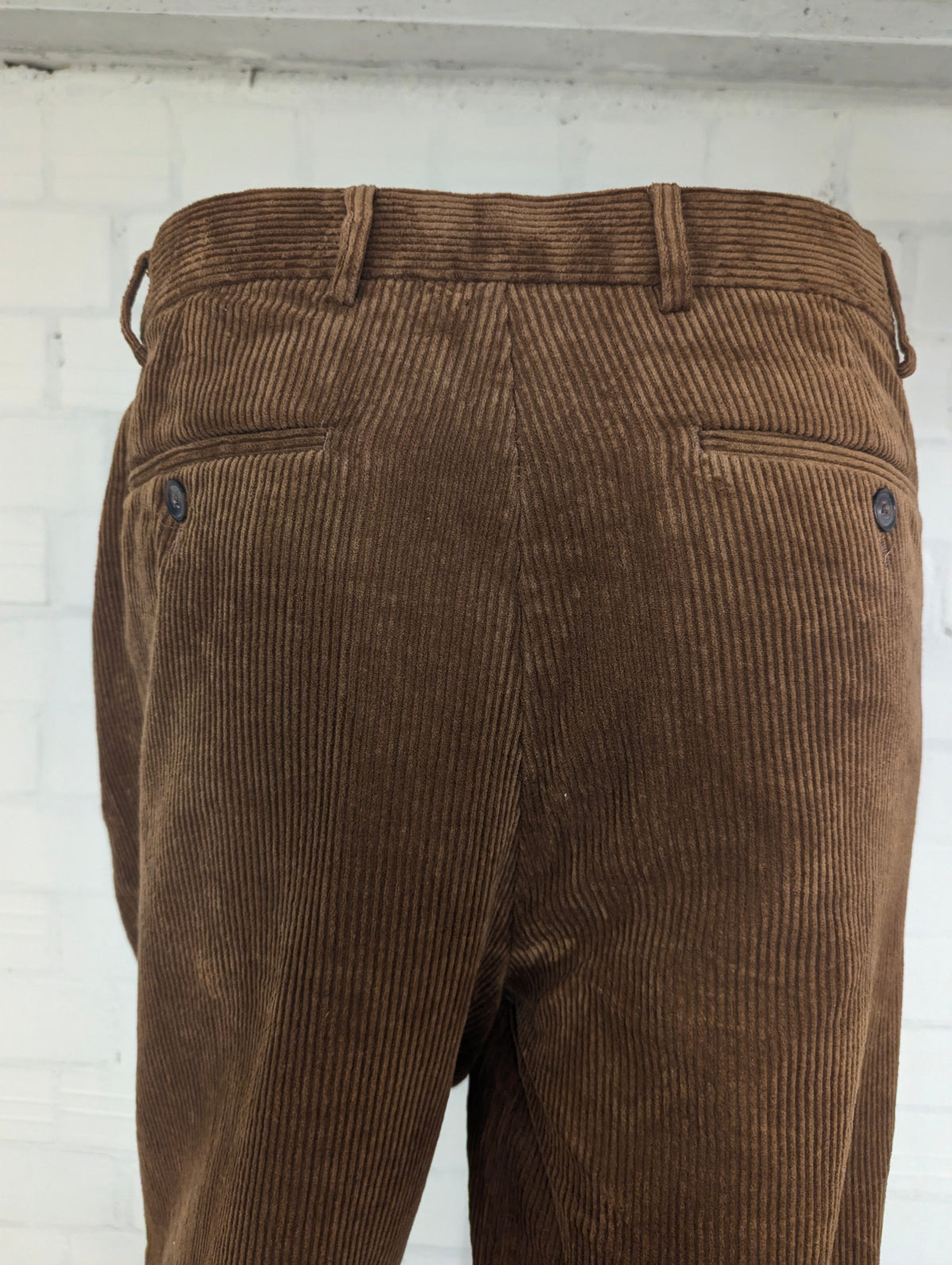 Pantaloni a costine Skopes. Nervatura grossa. Di colore marrone. Taglia 50.