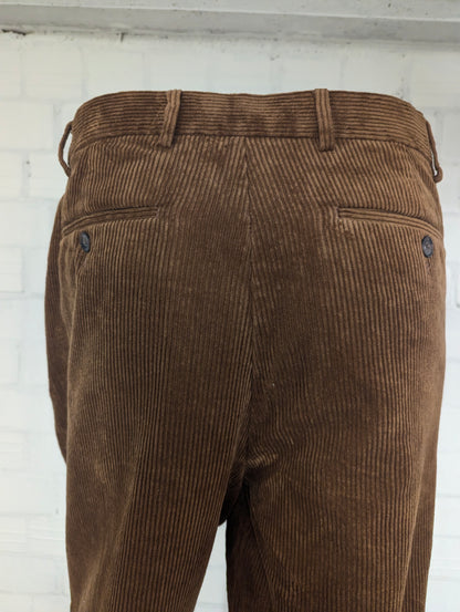 Pantaloni a costine Skopes. Nervatura grossa. Di colore marrone. Taglia 50.