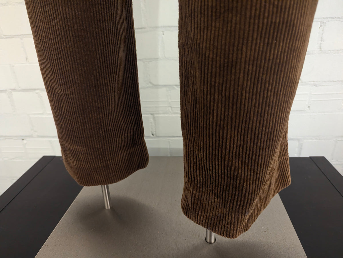 Pantaloni a costine Skopes. Nervatura grossa. Di colore marrone. Taglia 50.