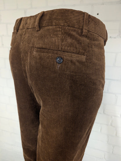 Pantaloni a costine Skopes. Nervatura grossa. Di colore marrone. Taglia 50.