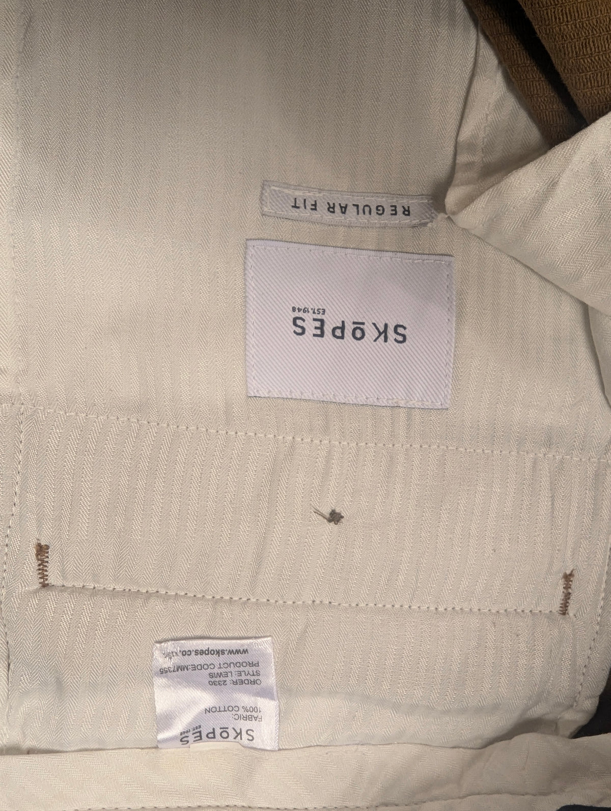Pantaloni a costine Skopes. Nervatura grossa. Di colore marrone. Taglia 50.