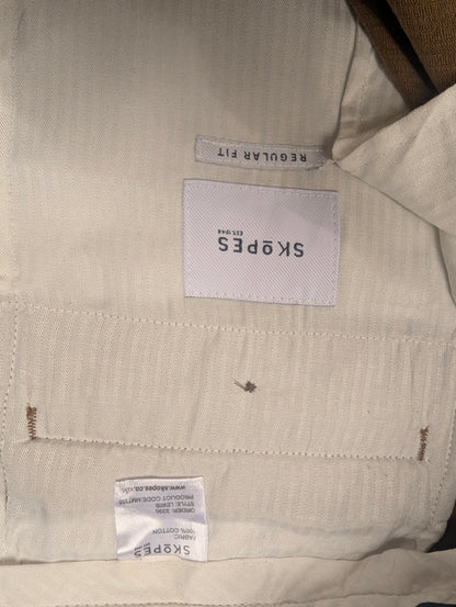 Pantaloni a costine Skopes. Nervatura grossa. Di colore marrone. Taglia 50.