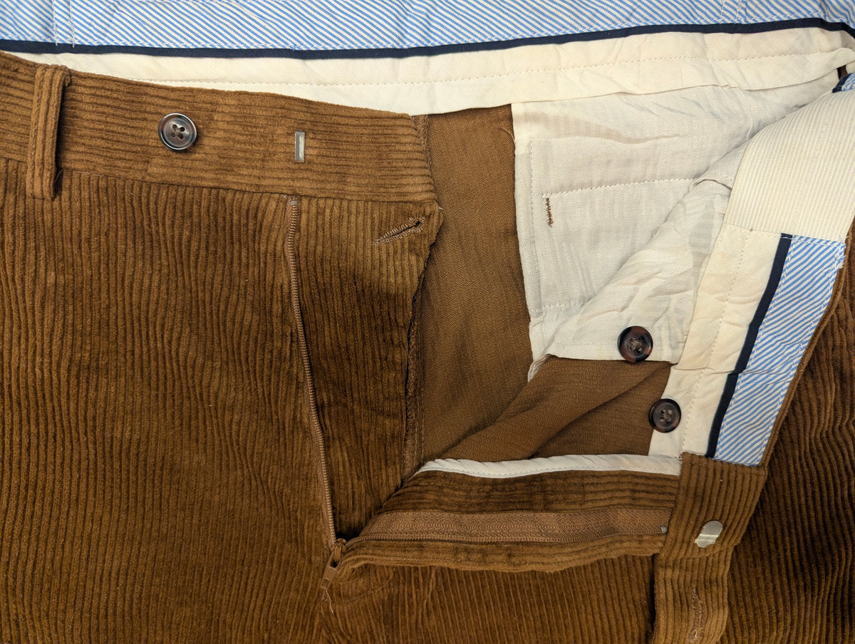 Pantaloni a costine Skopes. Nervatura grossa. Di colore marrone. Taglia 50.