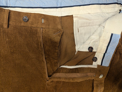 Pantaloni a costine Skopes. Nervatura grossa. Di colore marrone. Taglia 50.