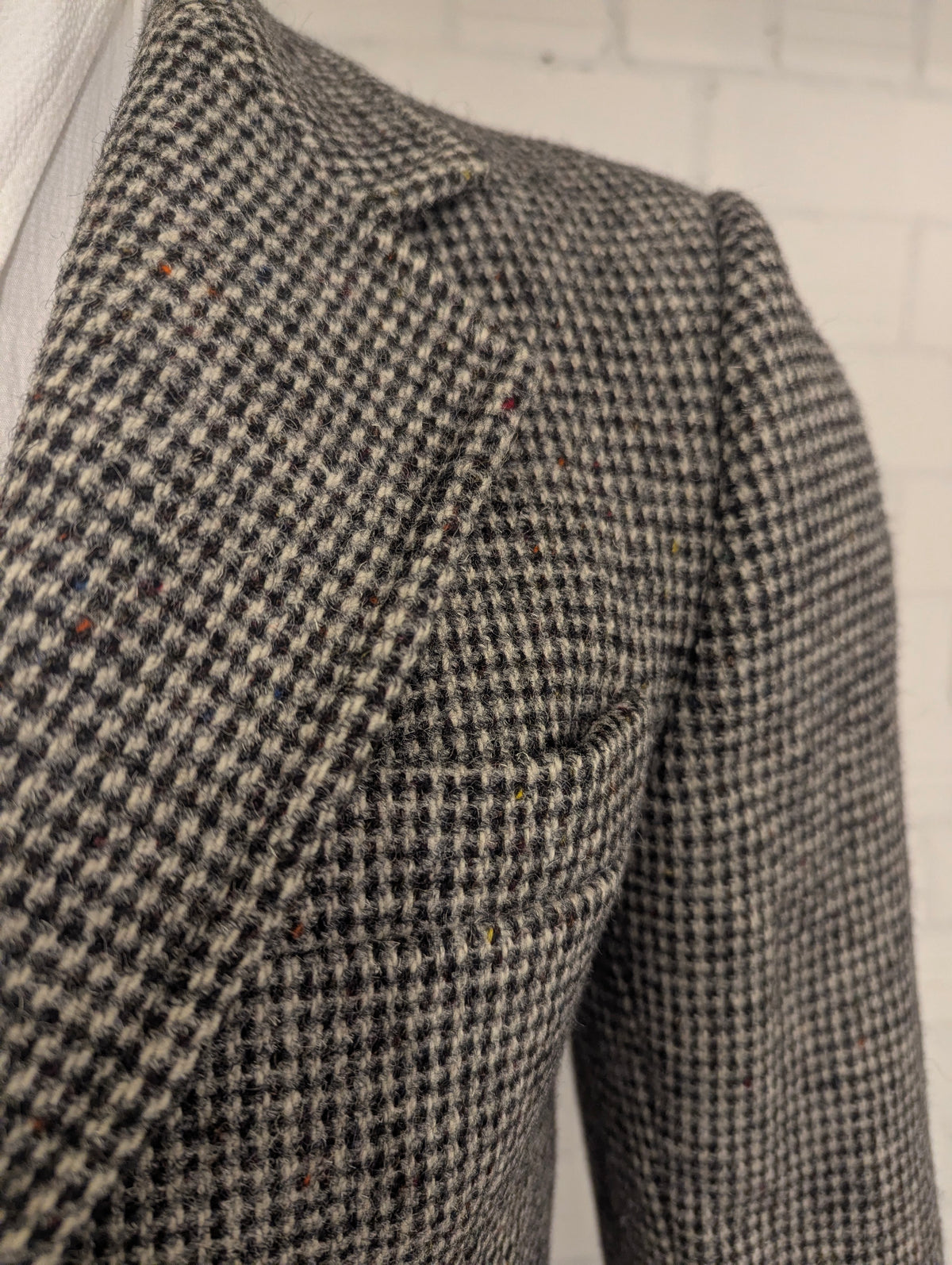 Giacca in Harris Tweed. Nero Grigio Beige con macchioline colorate. Taglia 50. #902.