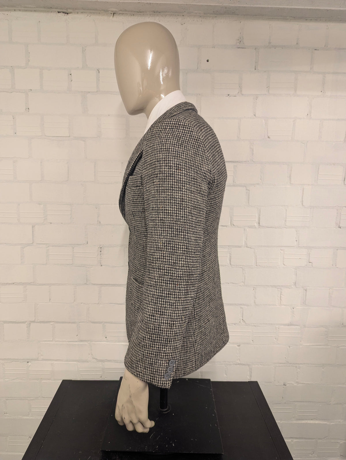 Giacca in Harris Tweed. Nero Grigio Beige con macchioline colorate. Taglia 50. #902.