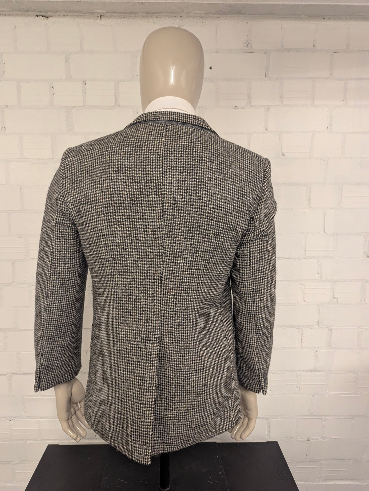 Giacca in Harris Tweed. Nero Grigio Beige con macchioline colorate. Taglia 50. #902.