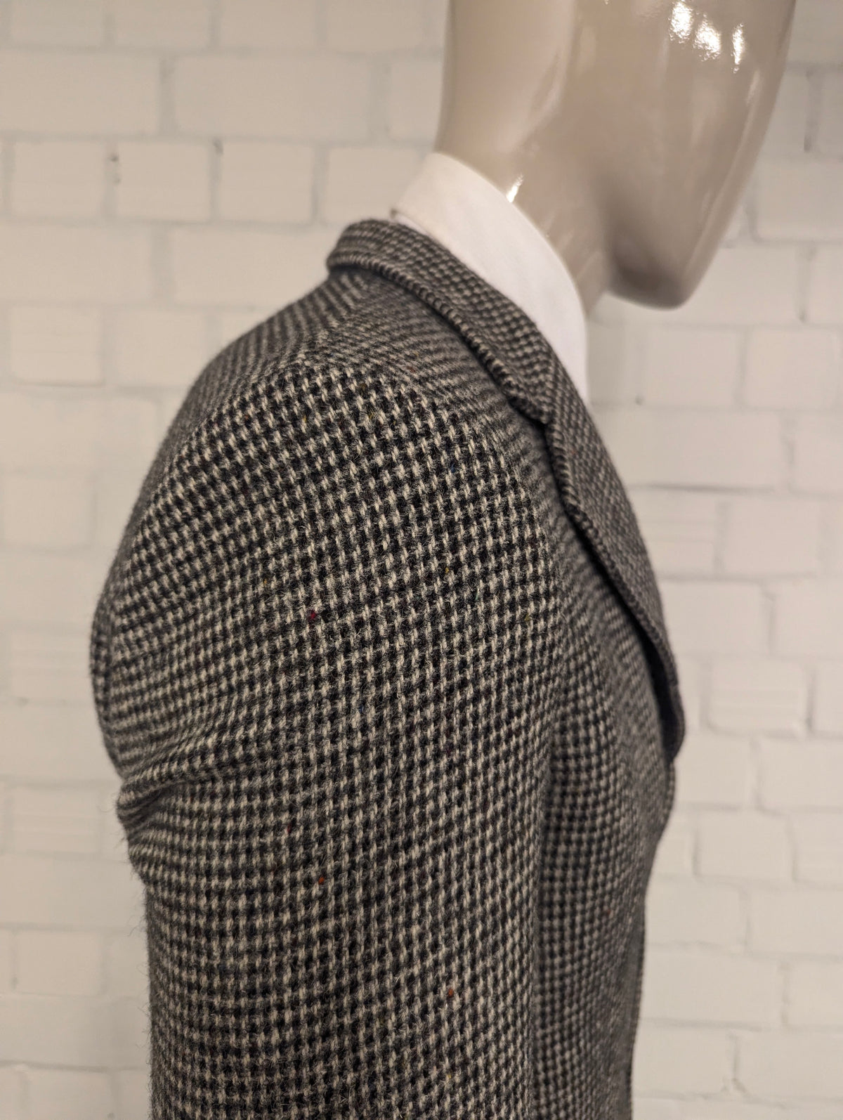 Giacca in Harris Tweed. Nero Grigio Beige con macchioline colorate. Taglia 50. #902.