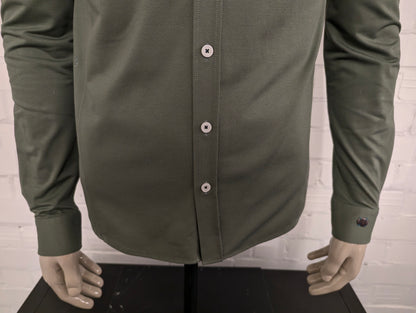 Camicia in ghisa. Colorato di verde. Taglia M.