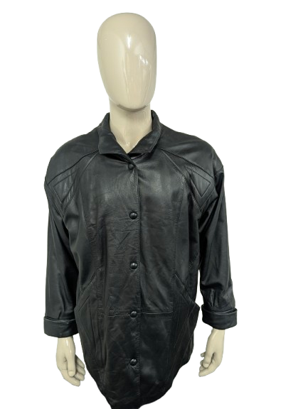 Giacca in pelle super anni '80 con bottoni a pressione e spalline. Di colore nero. Taglia XL. #734.