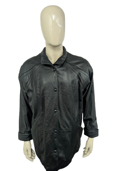 Giacca in pelle super anni '80 con bottoni a pressione e spalline. Di colore nero. Taglia XL. #734.