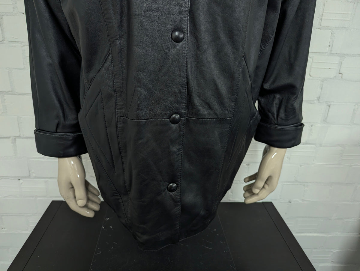 Giacca in pelle super anni '80 con bottoni a pressione e spalline. Di colore nero. Taglia XL. #734.