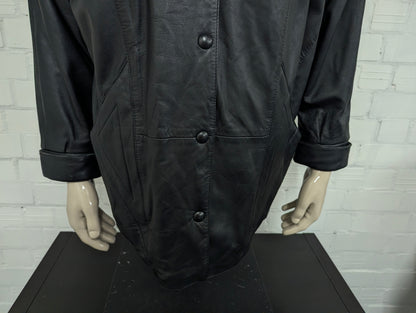 Giacca in pelle super anni '80 con bottoni a pressione e spalline. Di colore nero. Taglia XL. #734.