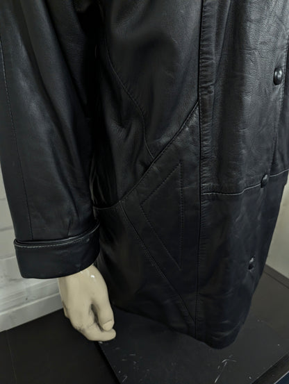 Giacca in pelle super anni '80 con bottoni a pressione e spalline. Di colore nero. Taglia XL. #734.