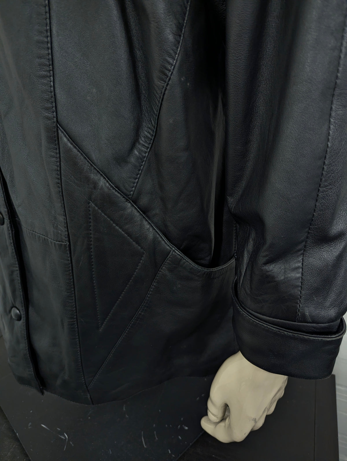 Giacca in pelle super anni '80 con bottoni a pressione e spalline. Di colore nero. Taglia XL. #734.