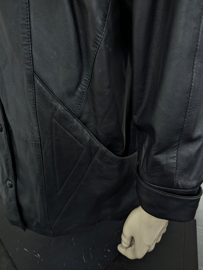 Giacca in pelle super anni '80 con bottoni a pressione e spalline. Di colore nero. Taglia XL. #734.