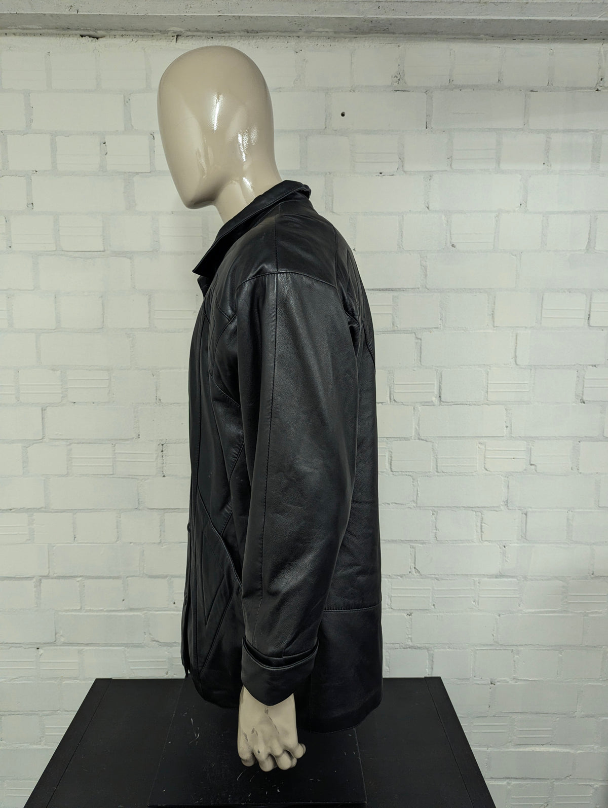 Giacca in pelle super anni '80 con bottoni a pressione e spalline. Di colore nero. Taglia XL. #734.