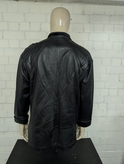 Giacca in pelle super anni '80 con bottoni a pressione e spalline. Di colore nero. Taglia XL. #734.