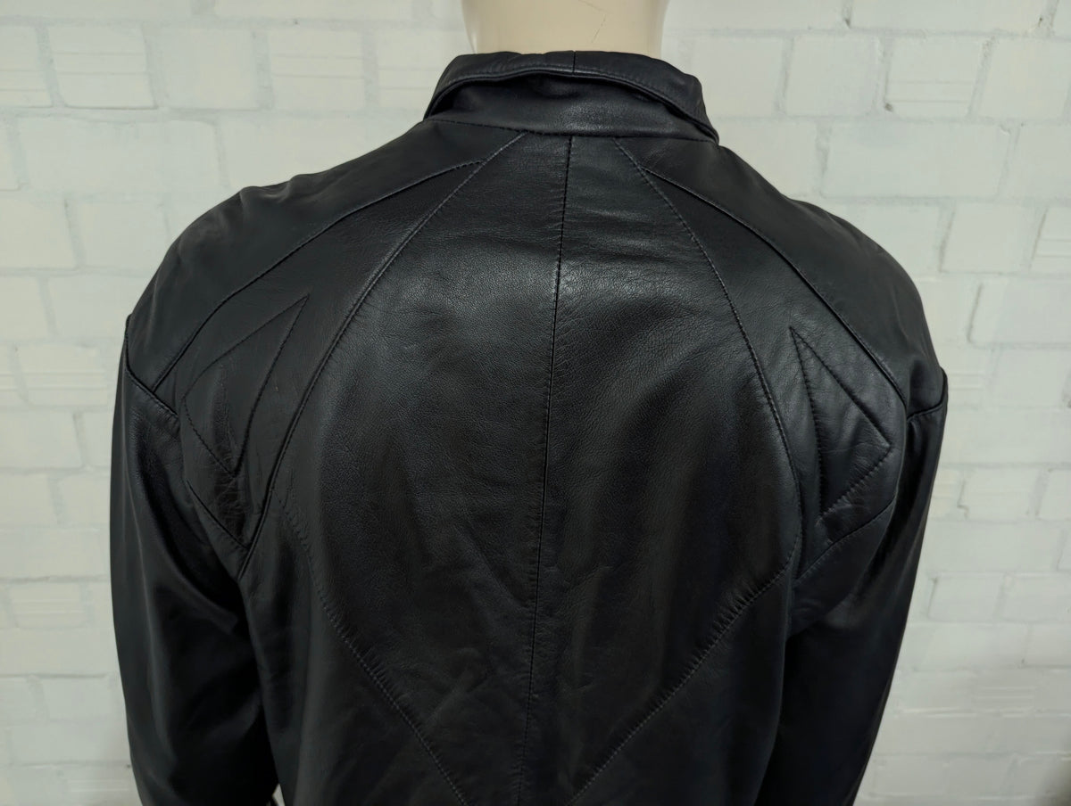 Giacca in pelle super anni '80 con bottoni a pressione e spalline. Di colore nero. Taglia XL. #734.