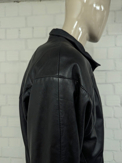 Giacca in pelle super anni '80 con bottoni a pressione e spalline. Di colore nero. Taglia XL. #734.