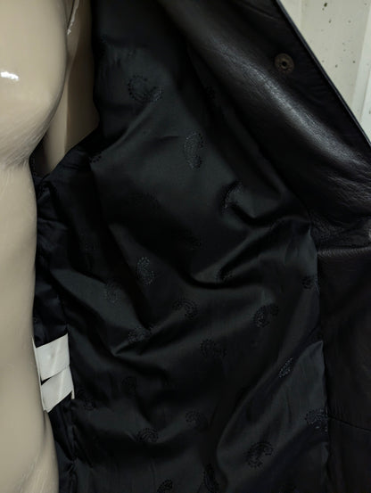 Giacca in pelle super anni '80 con bottoni a pressione e spalline. Di colore nero. Taglia XL. #734.