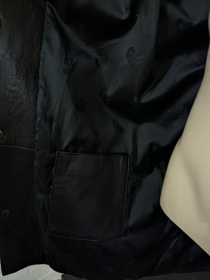 Giacca in pelle super anni '80 con bottoni a pressione e spalline. Di colore nero. Taglia XL. #734.