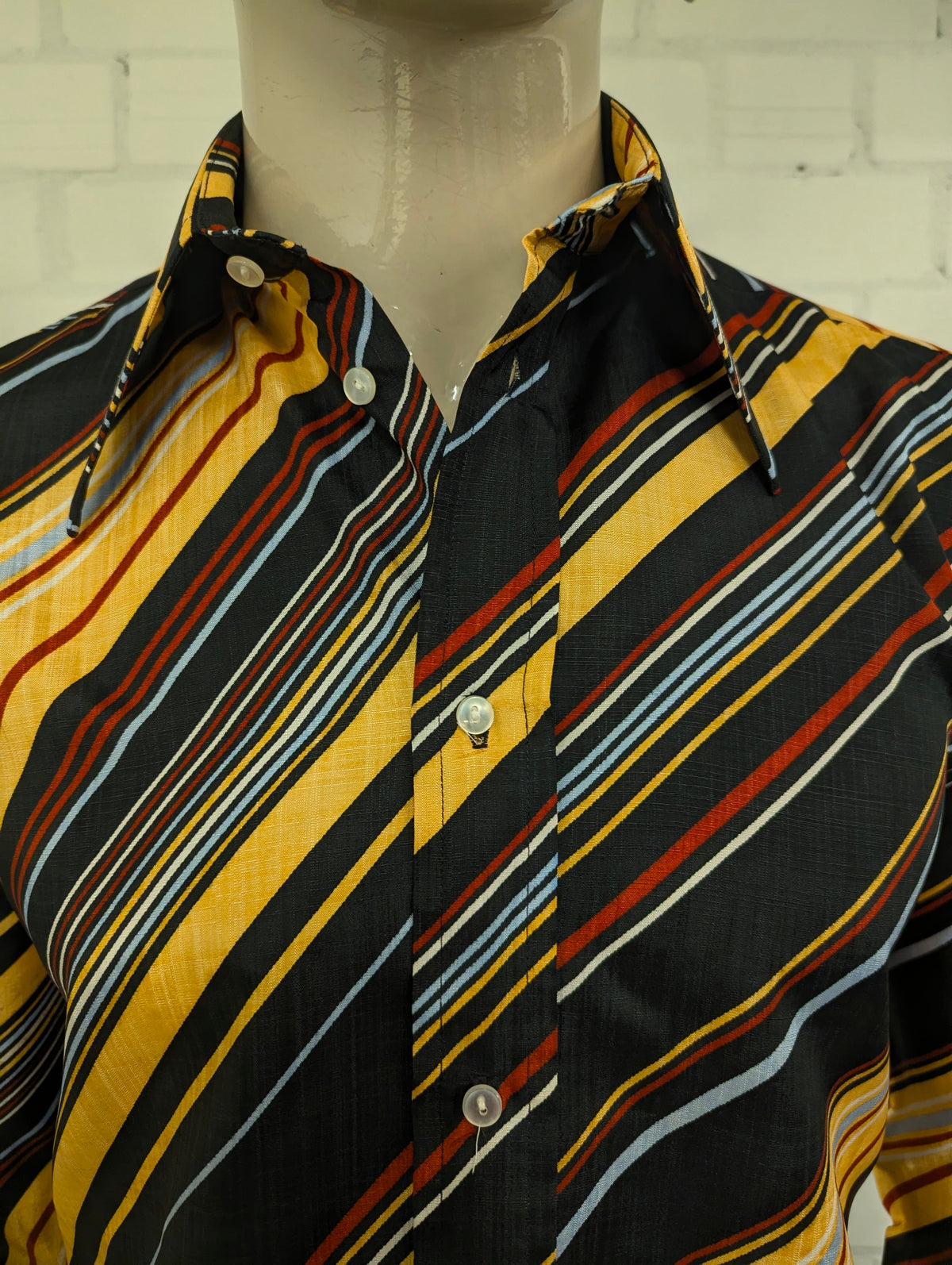 Vintage 70's overhemd met puntkraag. Geel Rood Zwart Grijs gestreept. Maat M. #729.