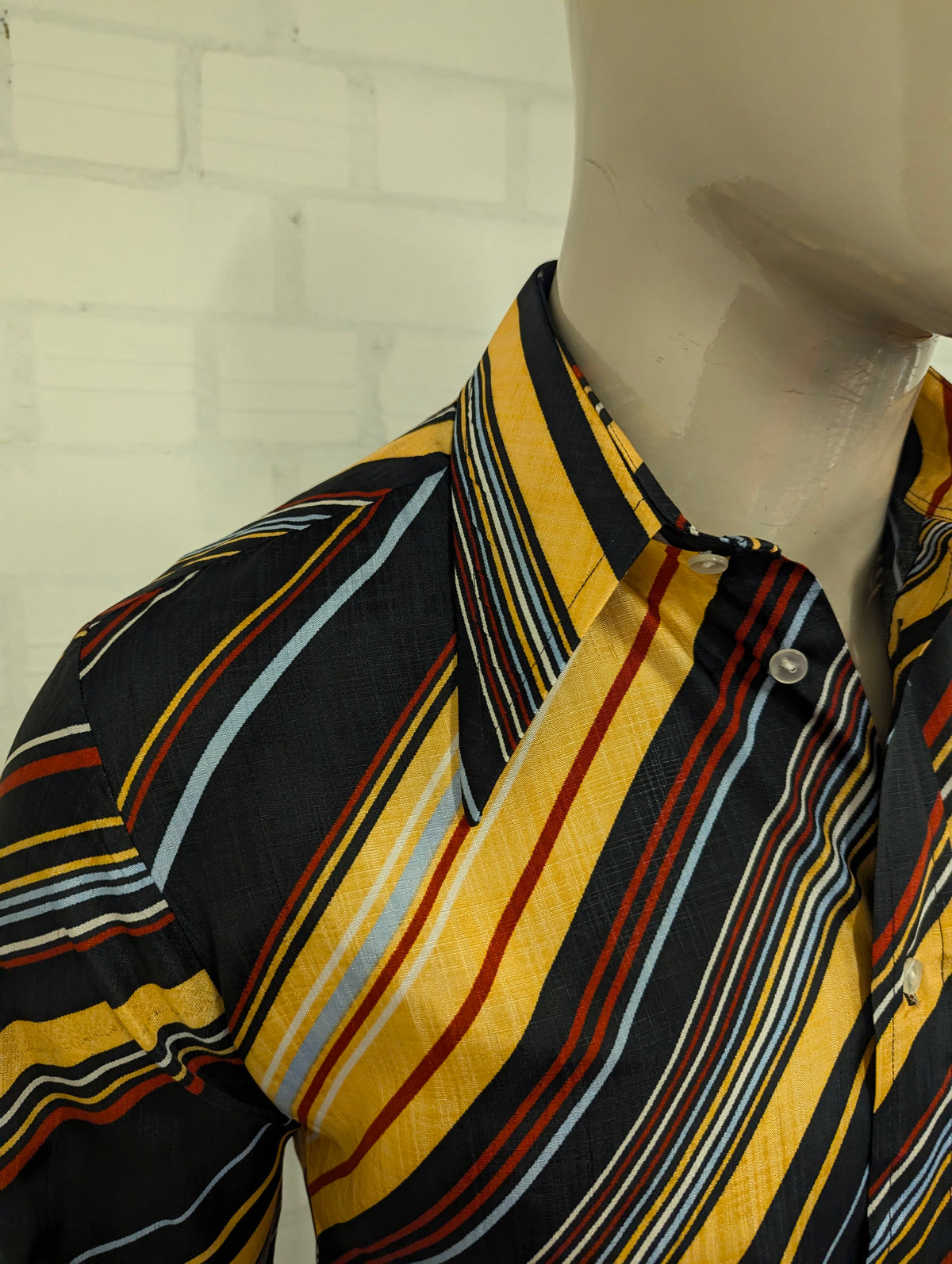 Vintage 70's overhemd met puntkraag. Geel Rood Zwart Grijs gestreept. Maat M. #729.