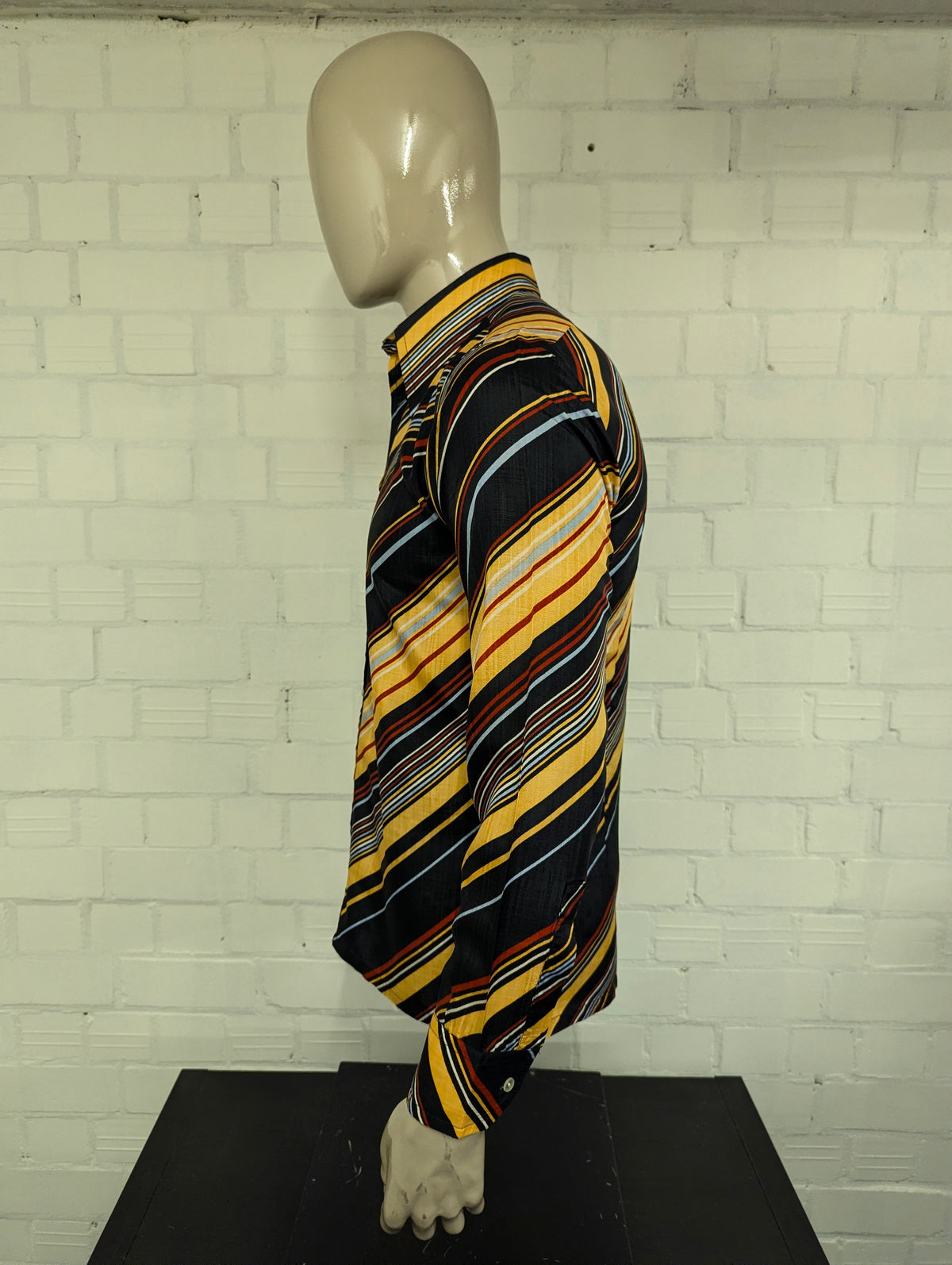 Vintage 70's overhemd met puntkraag. Geel Rood Zwart Grijs gestreept. Maat M. #729.