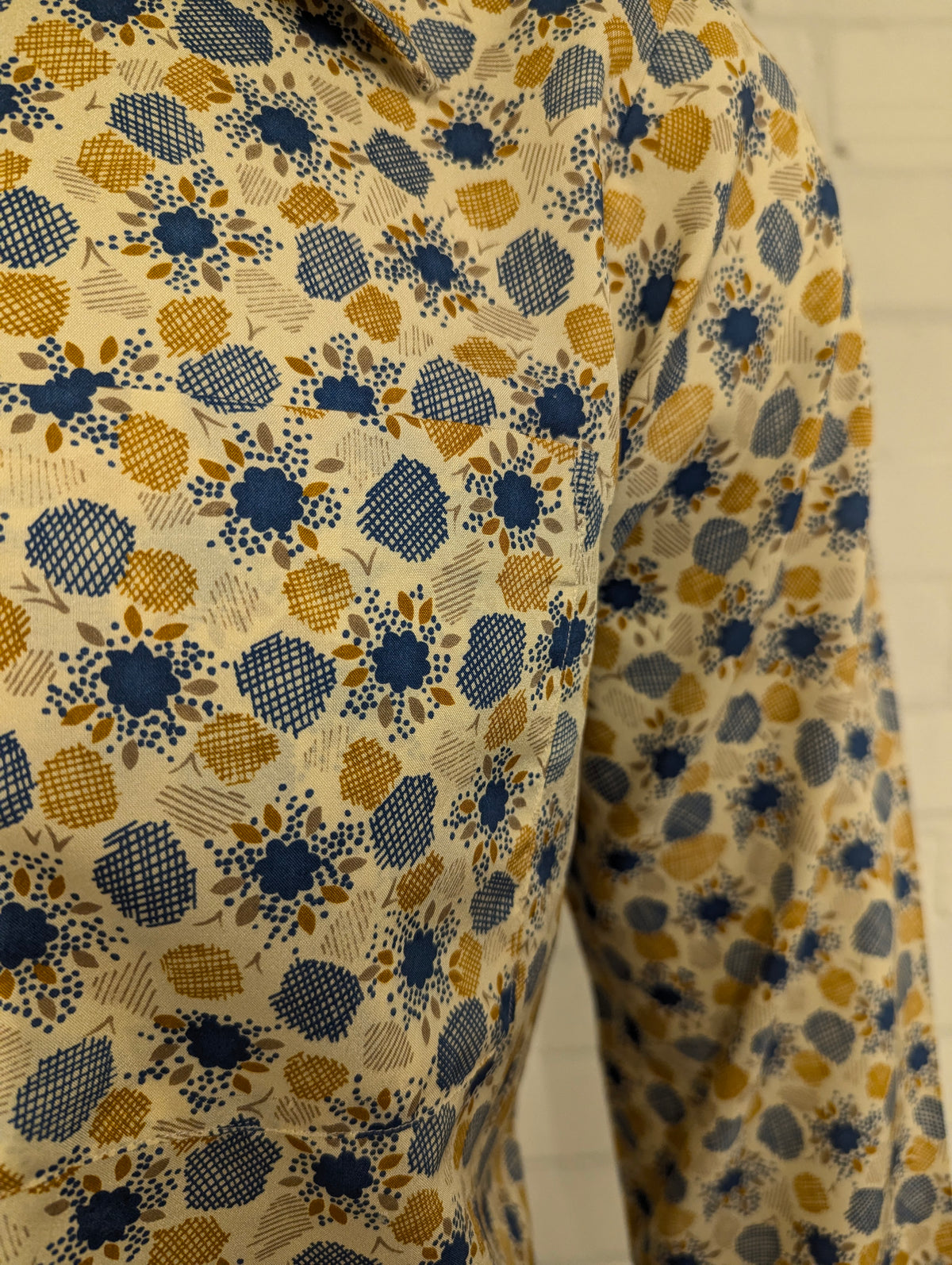 Vintage 70's 100.000 Chemises overhemd met puntkraag. Mosterd Geel Blauw Beige print. Maat L.