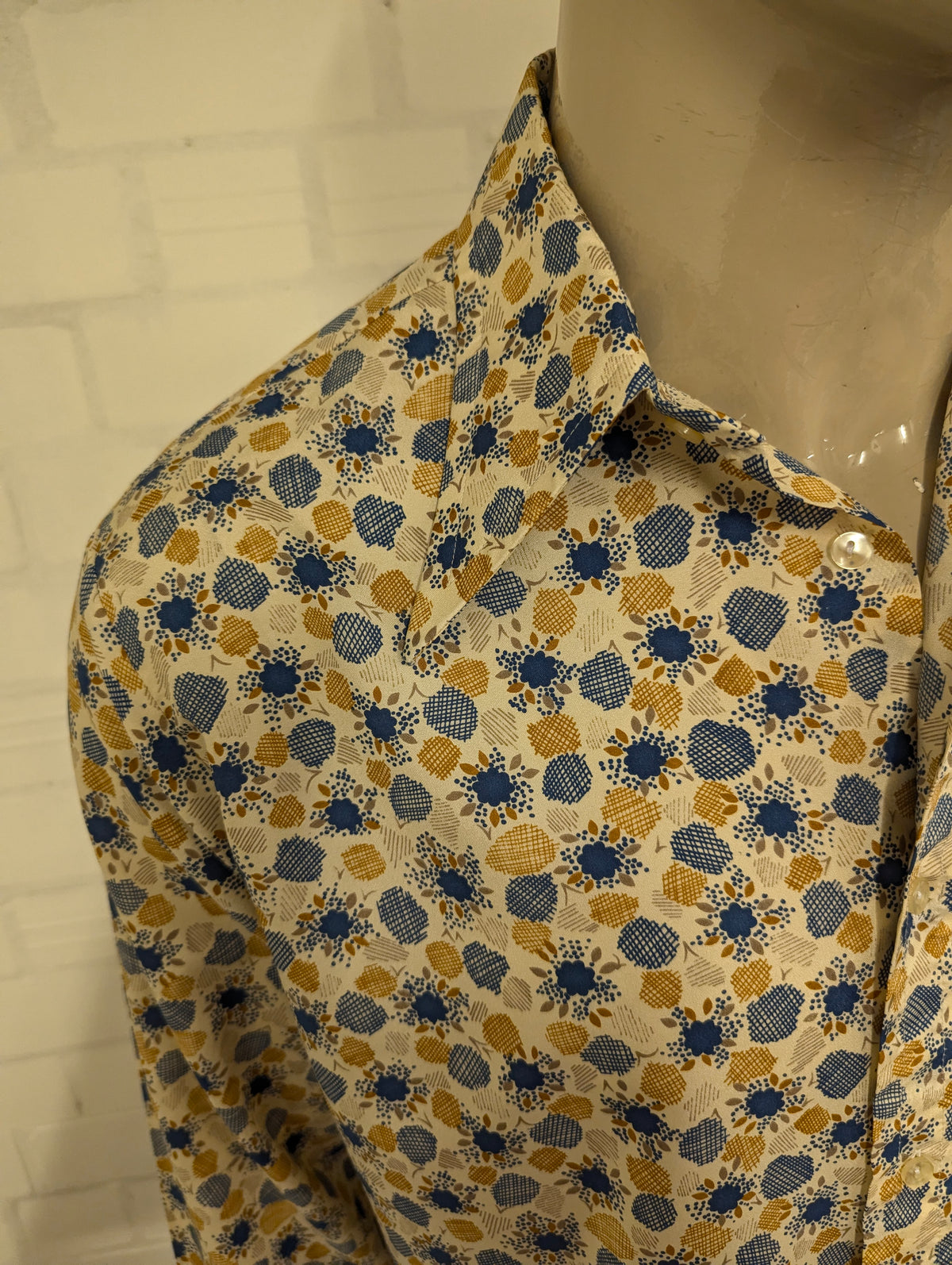Vintage 70's 100.000 Chemises overhemd met puntkraag. Mosterd Geel Blauw Beige print. Maat L.
