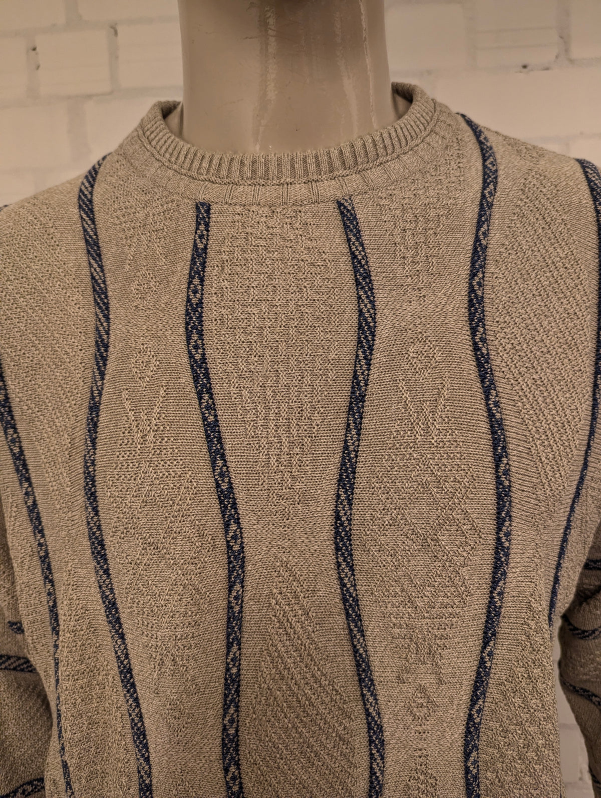 Vintage trui. Beige Blauw Golvend gestreept motief. Maat XL. #738.