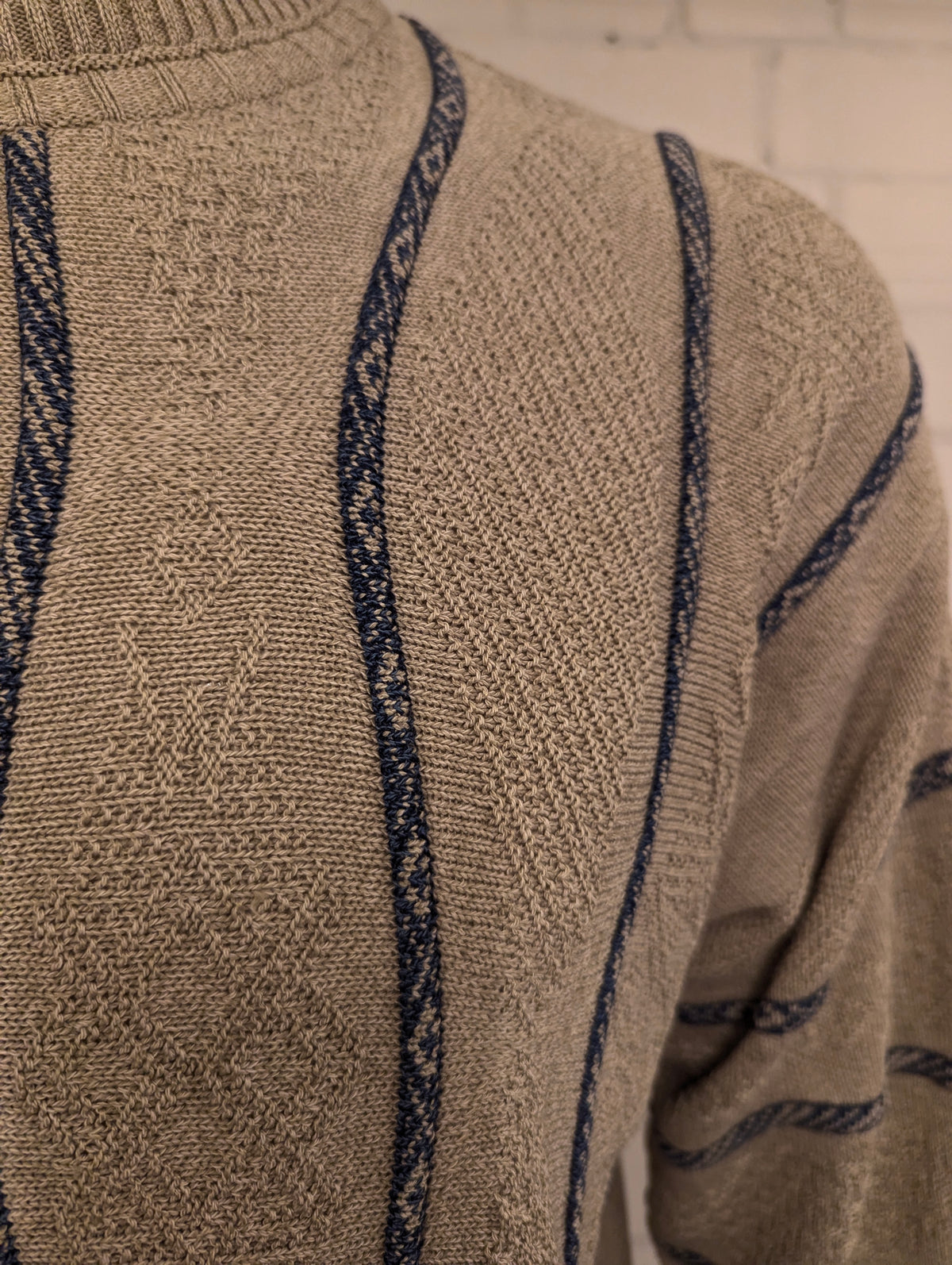 Vintage trui. Beige Blauw Golvend gestreept motief. Maat XL. #738.