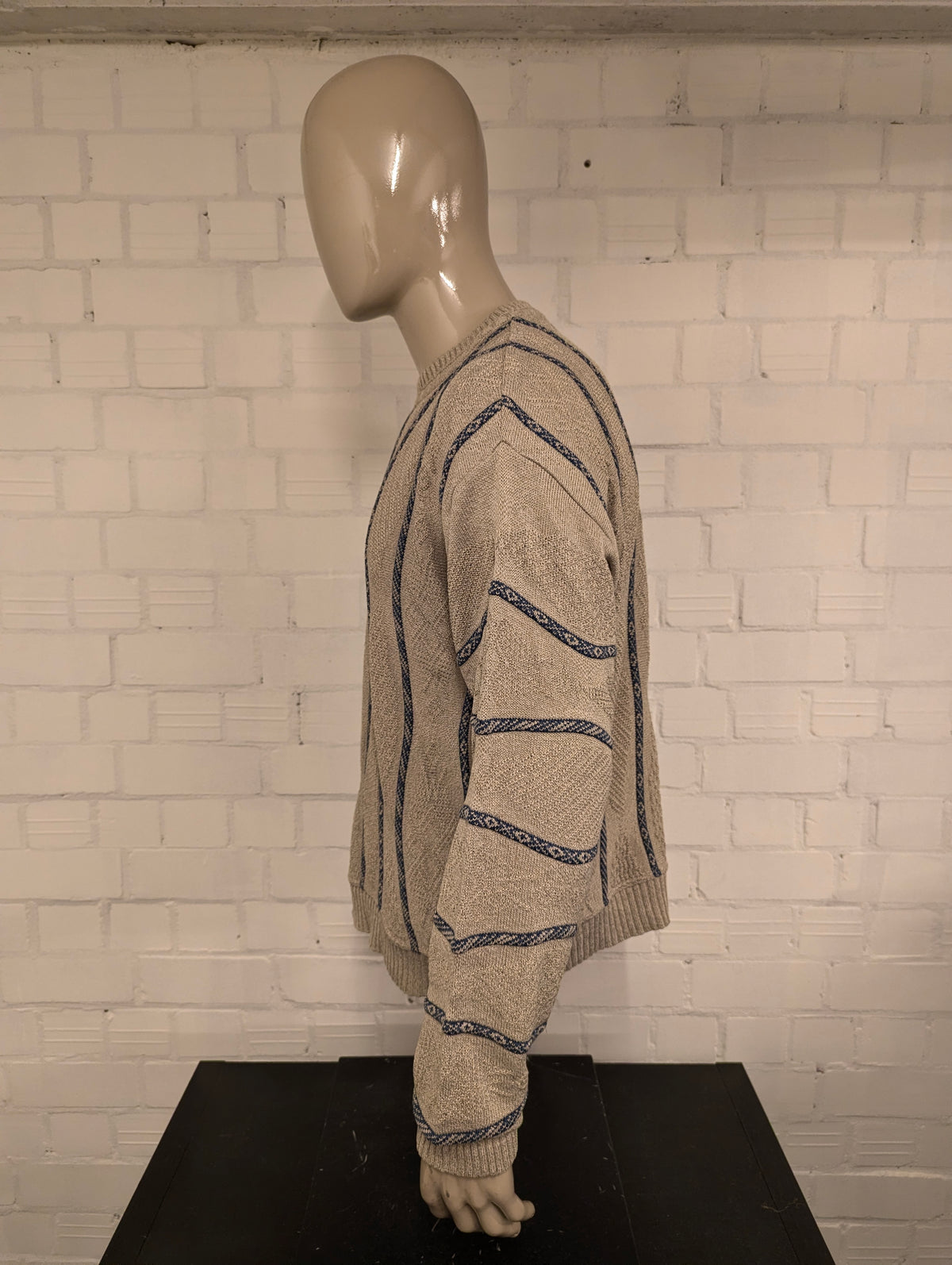 Vintage trui. Beige Blauw Golvend gestreept motief. Maat XL. #738.