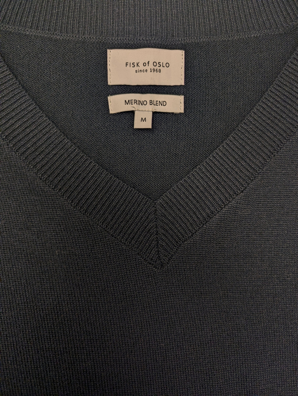 Fisk of Oslo Merino Wollen Spencer met V-Hals. Donker Blauw gekleurd. Maat M. 50% Merino Wol & 50% Acryl.