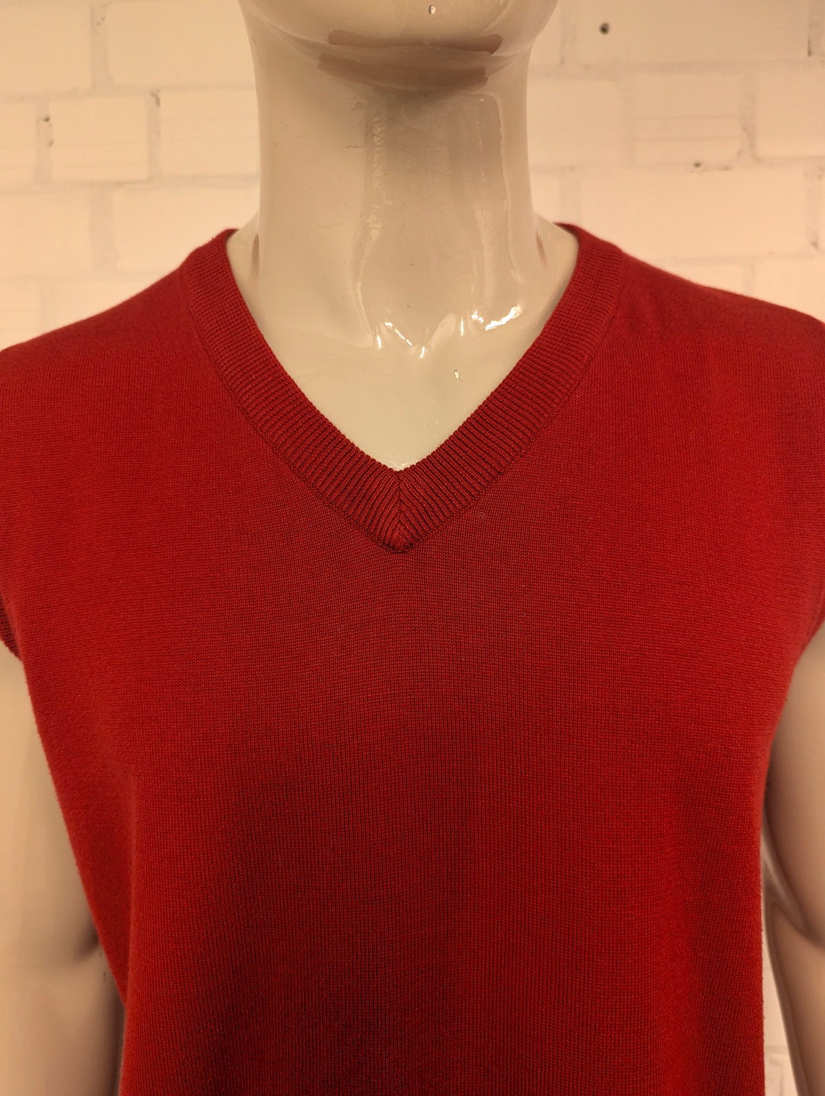Abacus Spencer met V-Hals. Rood gekleurd. Maat M.