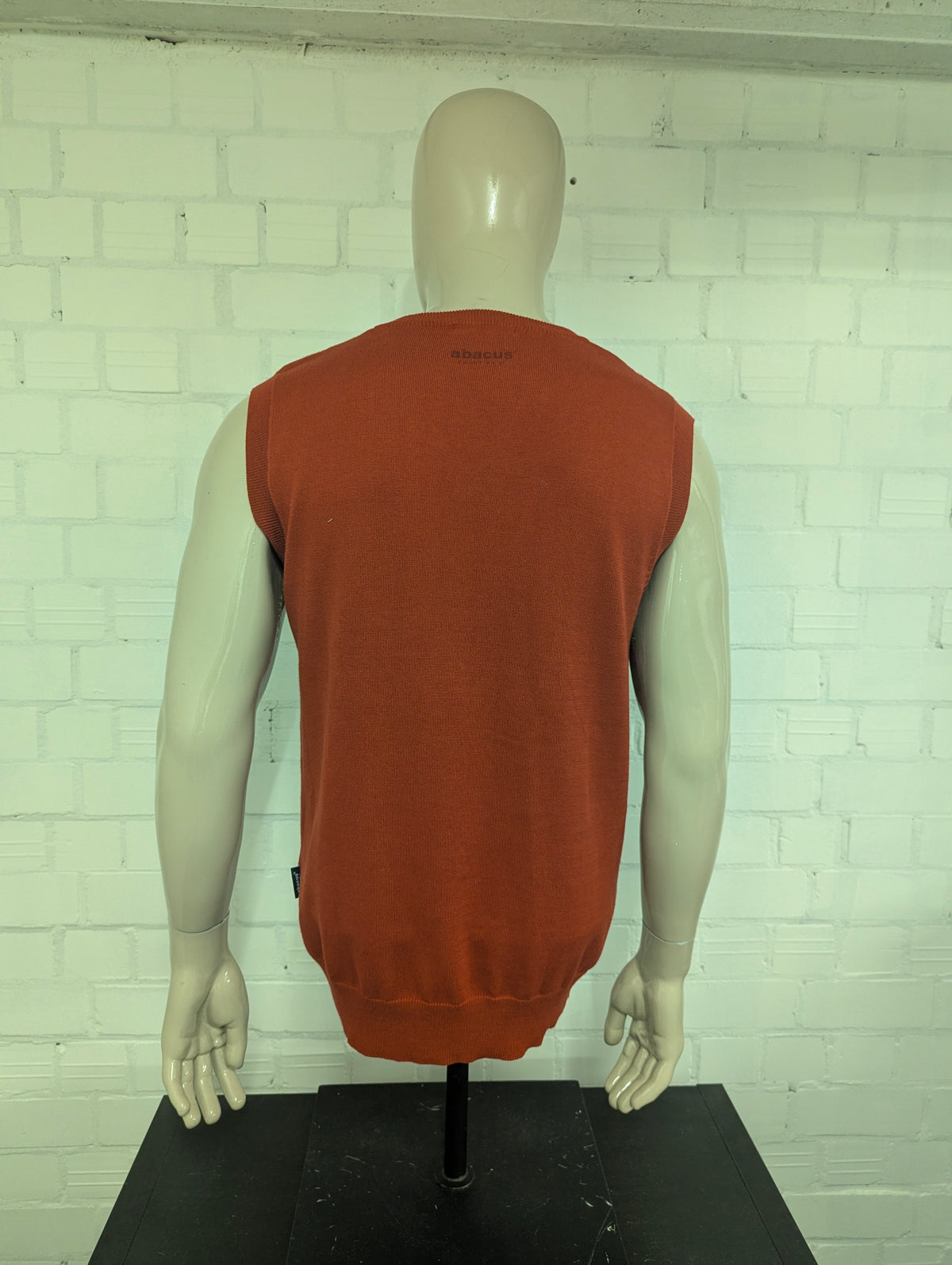 Abacus Spencer met V-Hals. Rood gekleurd. Maat M.
