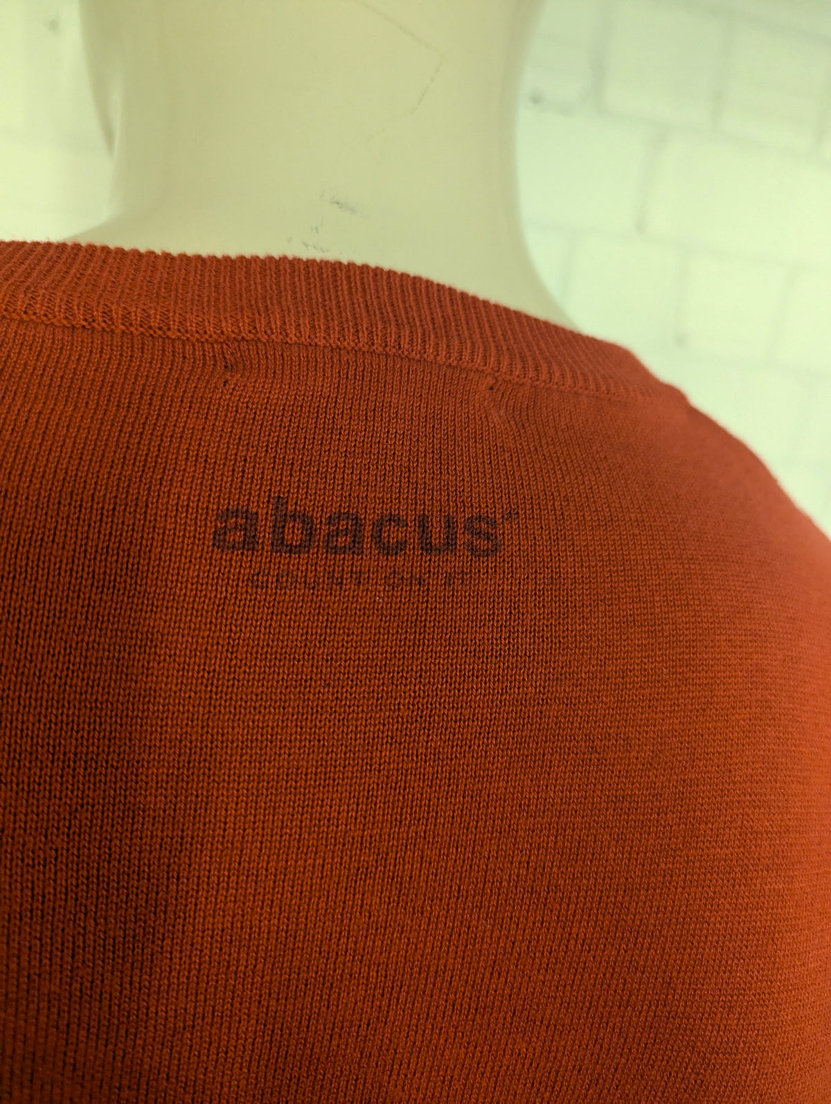 Abacus Spencer met V-Hals. Rood gekleurd. Maat M.