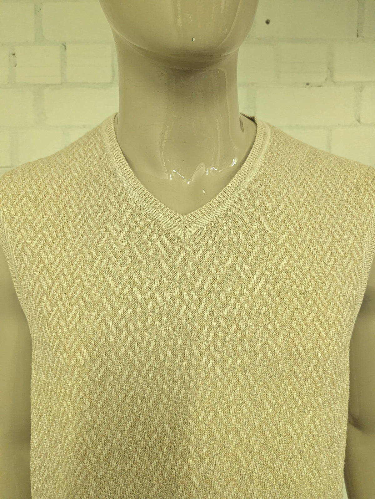 Arrow Spencer met V-Hals. Beige visgraat motief. Maat L.