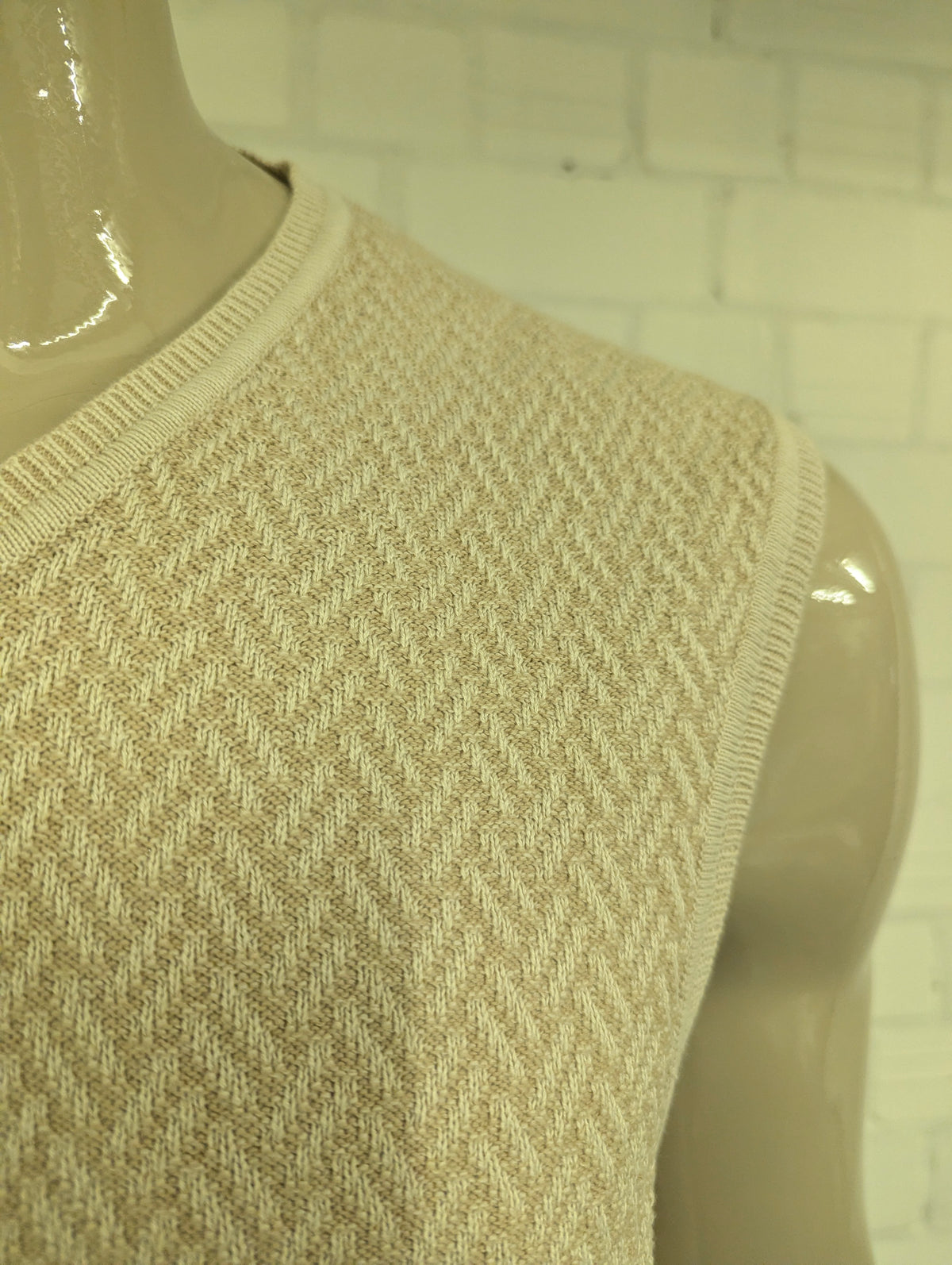 Arrow Spencer met V-Hals. Beige visgraat motief. Maat L.