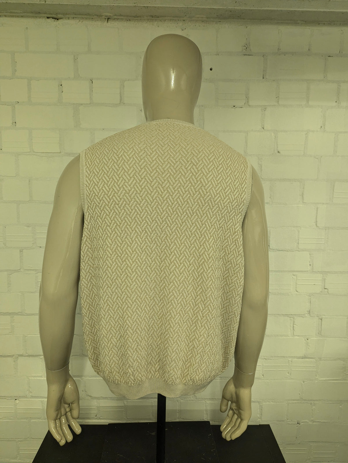 Arrow Spencer met V-Hals. Beige visgraat motief. Maat L.