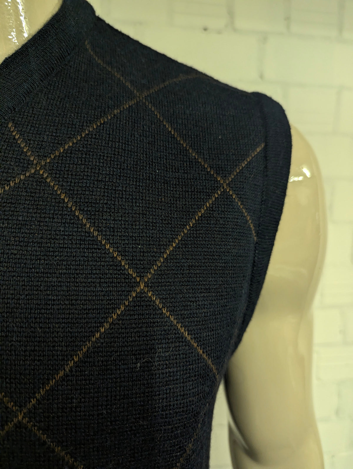 Vintage Wollen Serpelino Spencer met V-Hals. Zwart Bruin geruit. Maat L. 50% Wol & 50% Acryl.