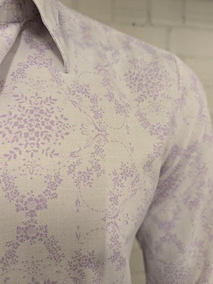 Vintage 70's overhemd met puntkraag. Wit Paarse Bloemen print. Maat L. #838.