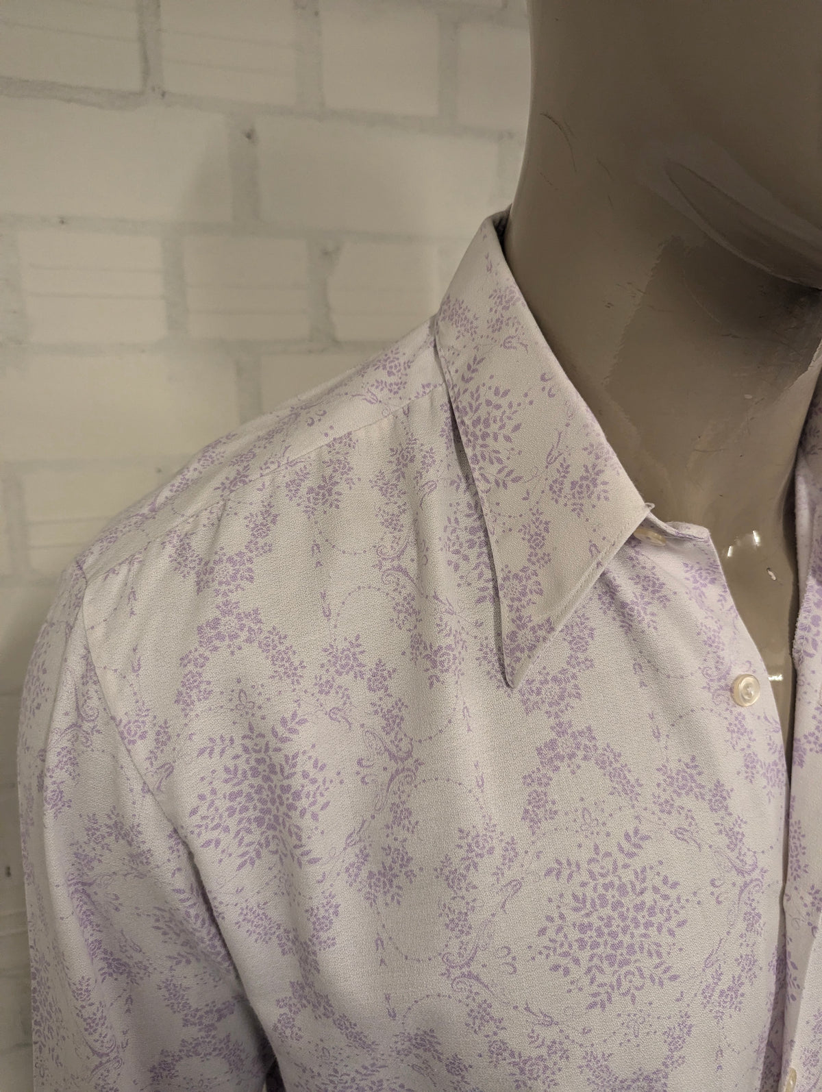Vintage 70's overhemd met puntkraag. Wit Paarse Bloemen print. Maat L. #838.